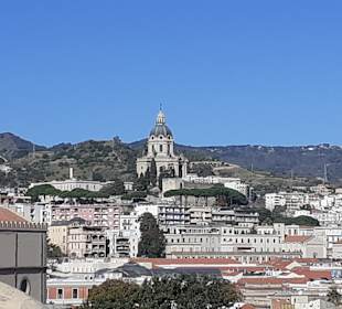 Hafen MessinaBlick vom Hafen auf die Stadt Messina