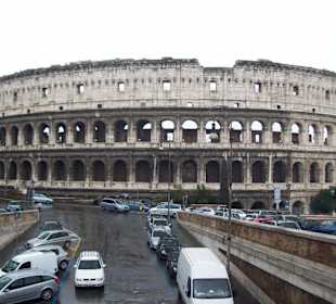 Vista sul colosseo dal bus turistico scoperto