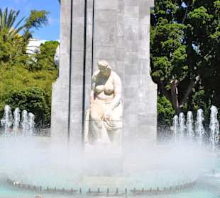 Frauenskulptur am zentralen Brunnen