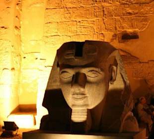 Luxor-Tempel beleuchtet bei Nacht