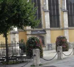Grablaterne vor der Stadtpfarrkirche