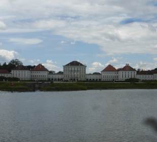 Über die Auffahrtsallee zum Schloss Nymphenburg