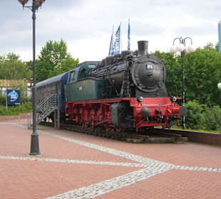 Lokomotive vor der Halle