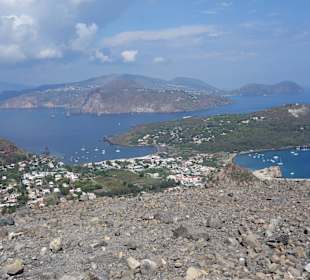 Blick hinunter auf Fumarole und auf Lipari