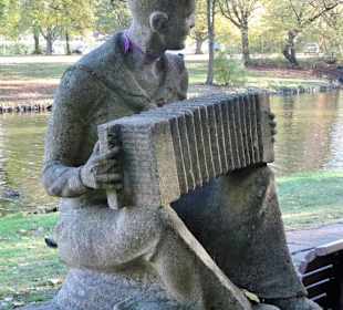 Steinfigur "Hein" im Kurpark Wilhelmshaven