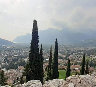 Aussicht von oben auf Arco und bis zum Gardasee!