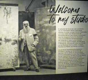 Der Künstler vor seinem Atelier