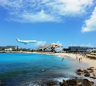 Flugzeug über dem Strand