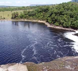 Bergsee hinter einem Wasserfall -  Canaima
