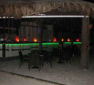 Bar mit schaukeln statt Hockern.