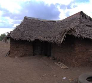 Einfache Behausung im Busch