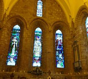 Grosser Altar mit Fenstern.