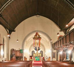 Blick in den Chorraum mit Emporen