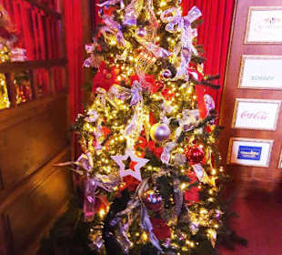 Im Eingangsbereich Christbaum