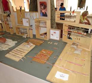 Stand mit Schmuck auf dem Handwerkermarkt