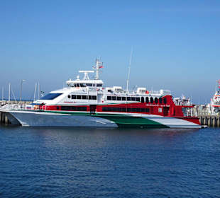 Der Katamaran Halunder Jet im Hafen von Helgoland