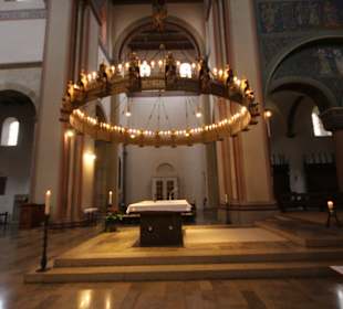 Radleuchter über dem Hochaltar 