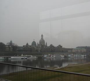 Aus dem Bus herraus zur Elbe