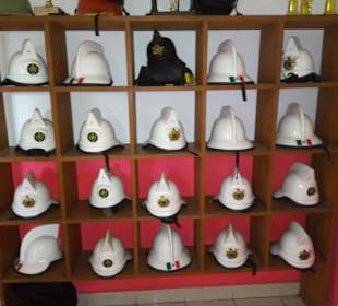 Alte Helme für Paraden