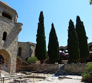 Die Klosteranlage mit Kegelzypressen
