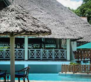 Poolbereich mit Blick auf Bar