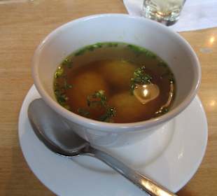 Sonntagsmenue: Kraftbrühe u. Griesklöse 