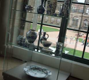 Vitrinen mit wertvollem Geschirr