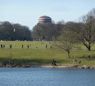 Stadtparksee mit Planetarium