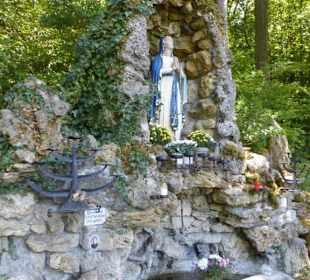 Bei der Mariengrotte am Ortseingang von Hambach