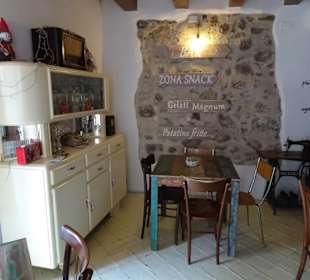 Blick in die Gasträume der Bar Yesterday