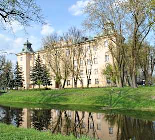 Zamek Rydzyna. Widok od strony fosy.