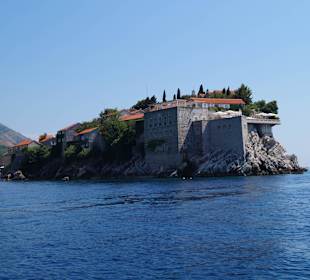 Sveti Stefan vom Meer aus