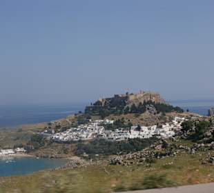 Widok z trasy na cudowne miasto Lindos