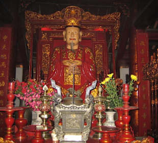 Statue des Konfuzius im Literaturtempel.