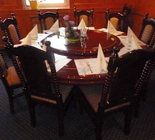 Gemeinsam essen am runden Tisch