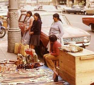 Indio-Mädchen warten auf Käufer