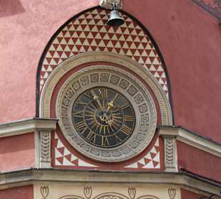 Schöne Uhr an Häuserfassade