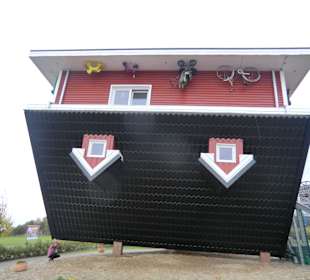 Wirklich ein sehr verrücktes Haus. 