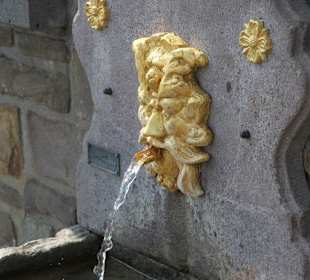 Ein Brunnen im Schlosspark