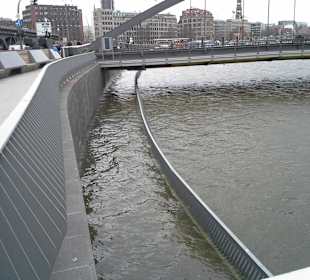 Neu gebauter Fußweg unter Wasser