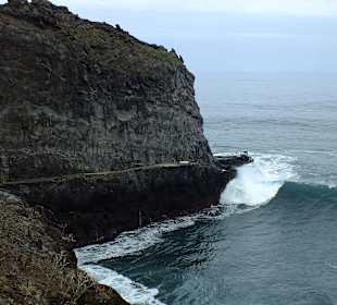 Große Wellen brechen sich am Cais