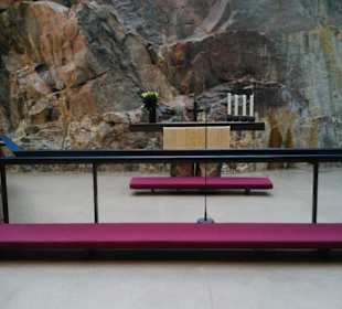 Altar vor den Felsen.