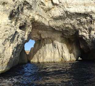 In den Höhlen vor Comino