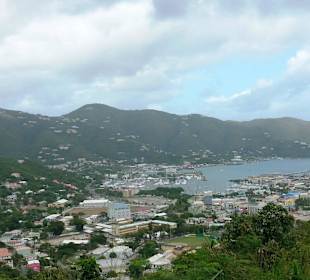 Blick vom Aussichtspunkt auf den Hafen