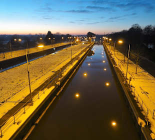 Die abendliche Schleusenkammer am Weserwehr