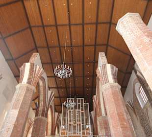 Kirchendecke und Orgelempore