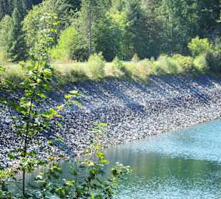 Die Mauer des Staudammes der Talsperre