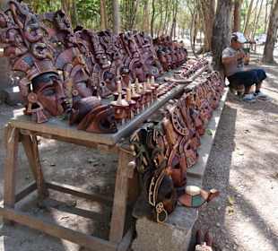 Holzschnitzer  von Masken