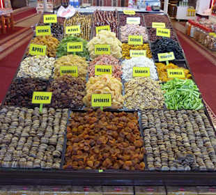 Gewürze und Trockenobst