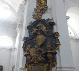 Stifterdenkmal mit Figur des Evangelisten Lukas